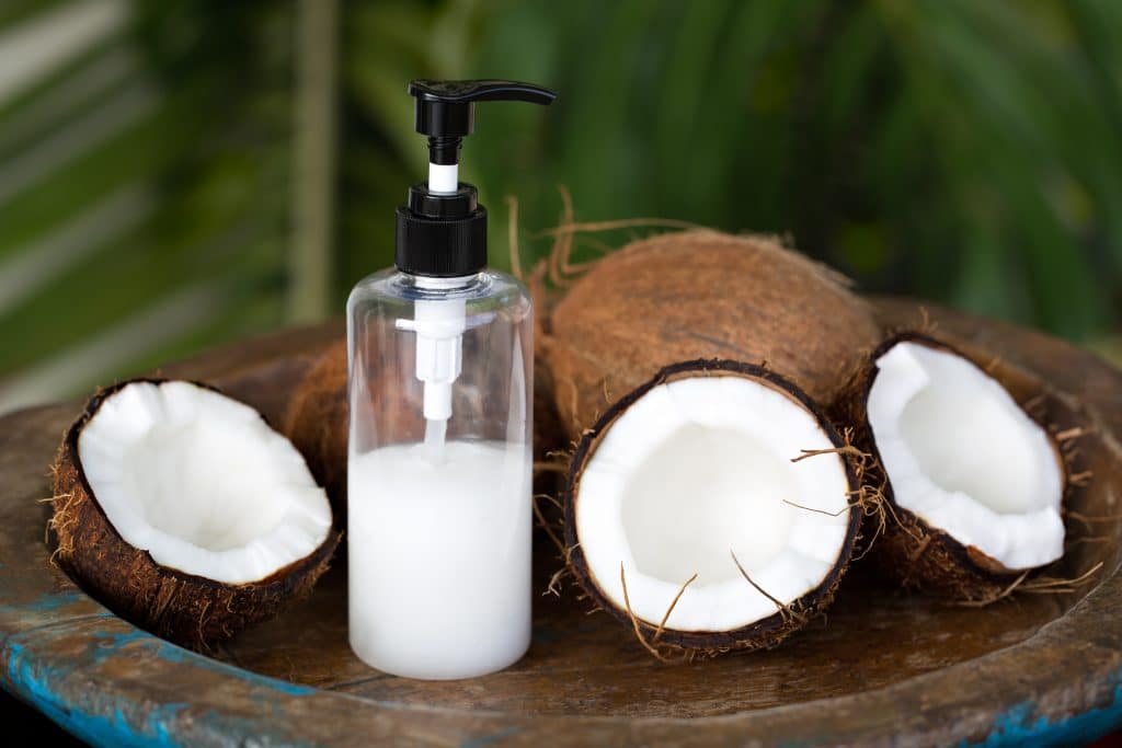 Shampoing qui associe huile de coco et kératine