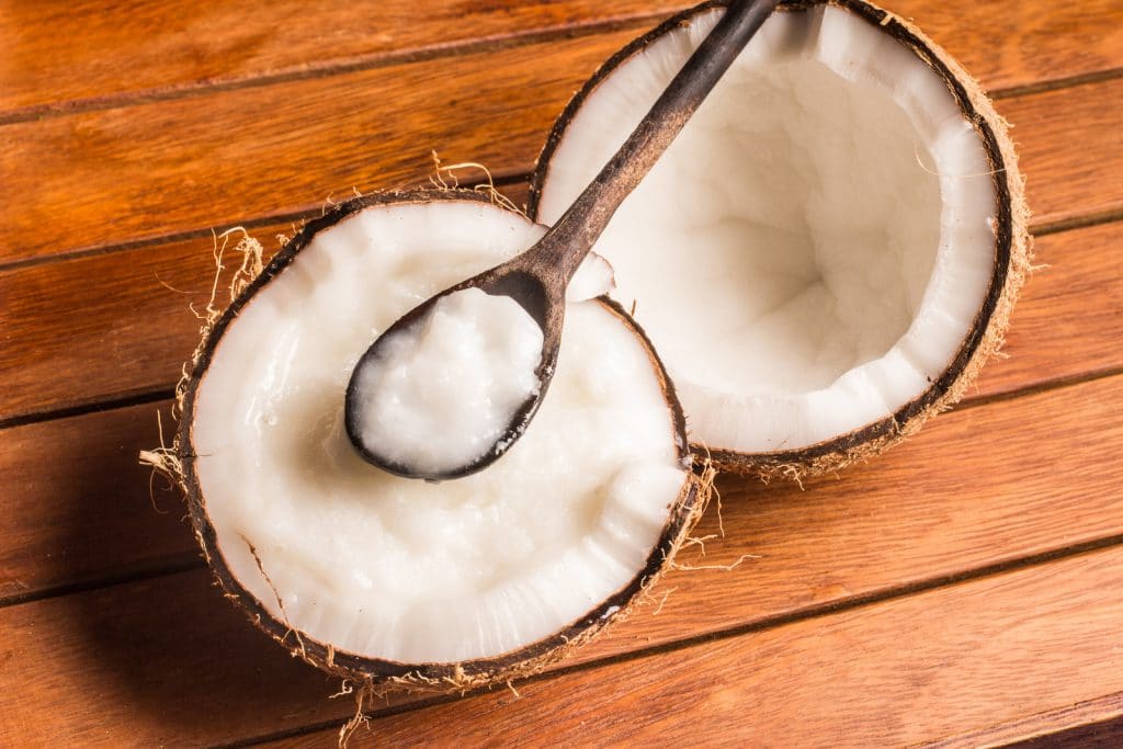 L'huile de coco pour cheveux est extraite de la pulpe du noix de coco