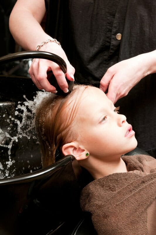 Bien rincer les cheveux après shampoing anti-poux